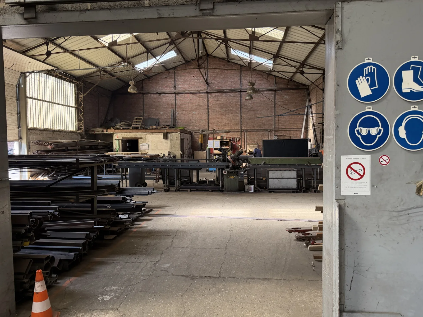 Vue authentique de l’atelier de métallerie ACPF à Bollezeele