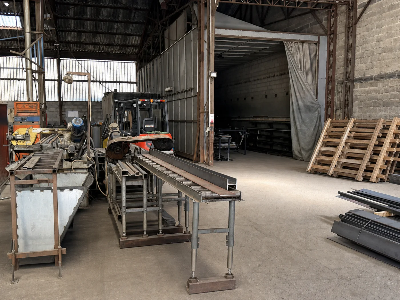 Machines et zones de fabrication rangées dans l’atelier ACPF