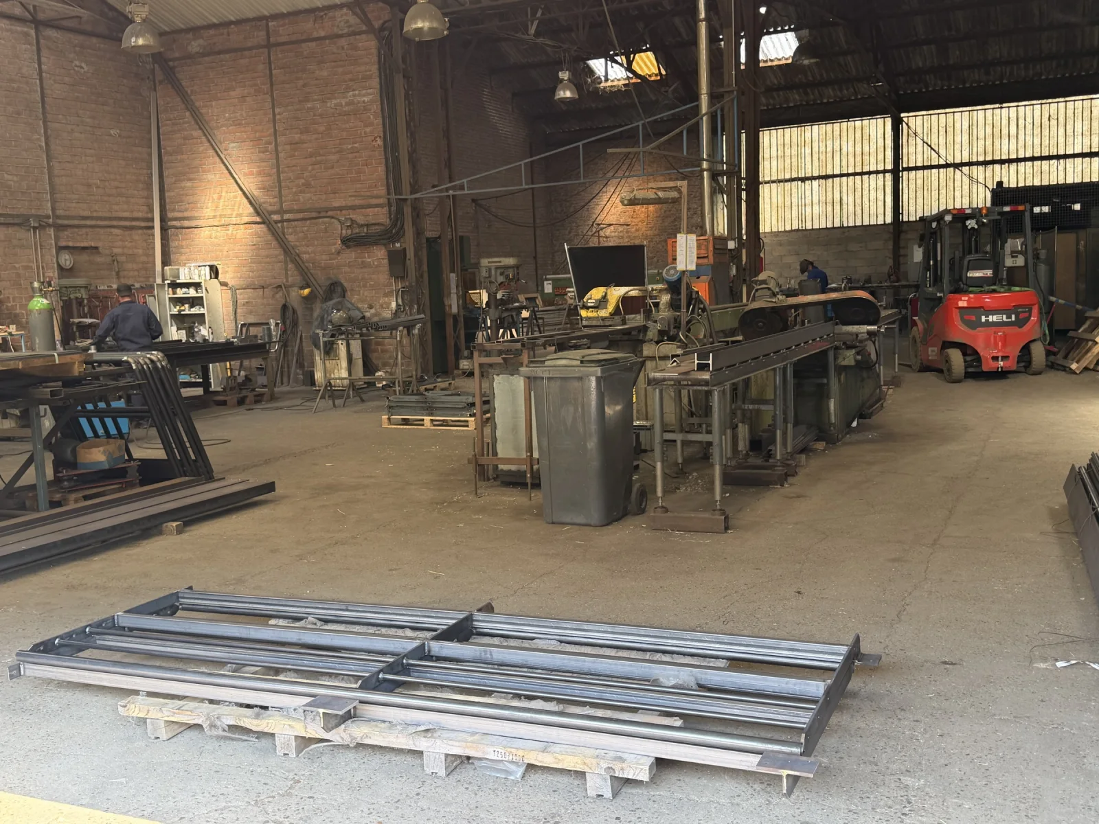 Atelier de fabrication ACPF avec machines, ouvrages acier et postes de travail