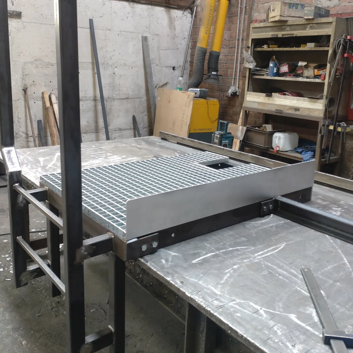 Plateforme métallique avec caillebotis assemblée en atelier