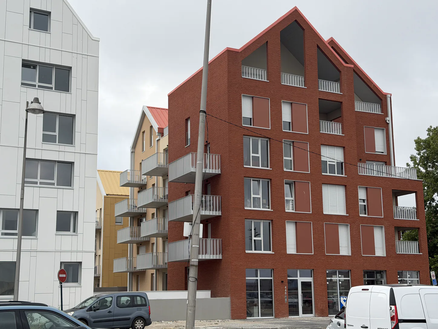 Garde-corps métalliques installés sur les façades du chantier DOCK 28 à Dunkerque