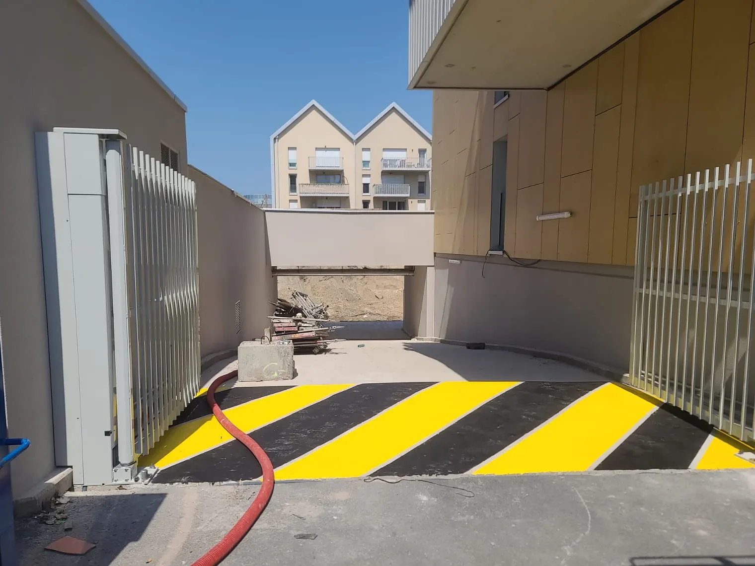 Portail métallique double battant posé par ACPF sur le chantier DOCK 28 à Dunkerque