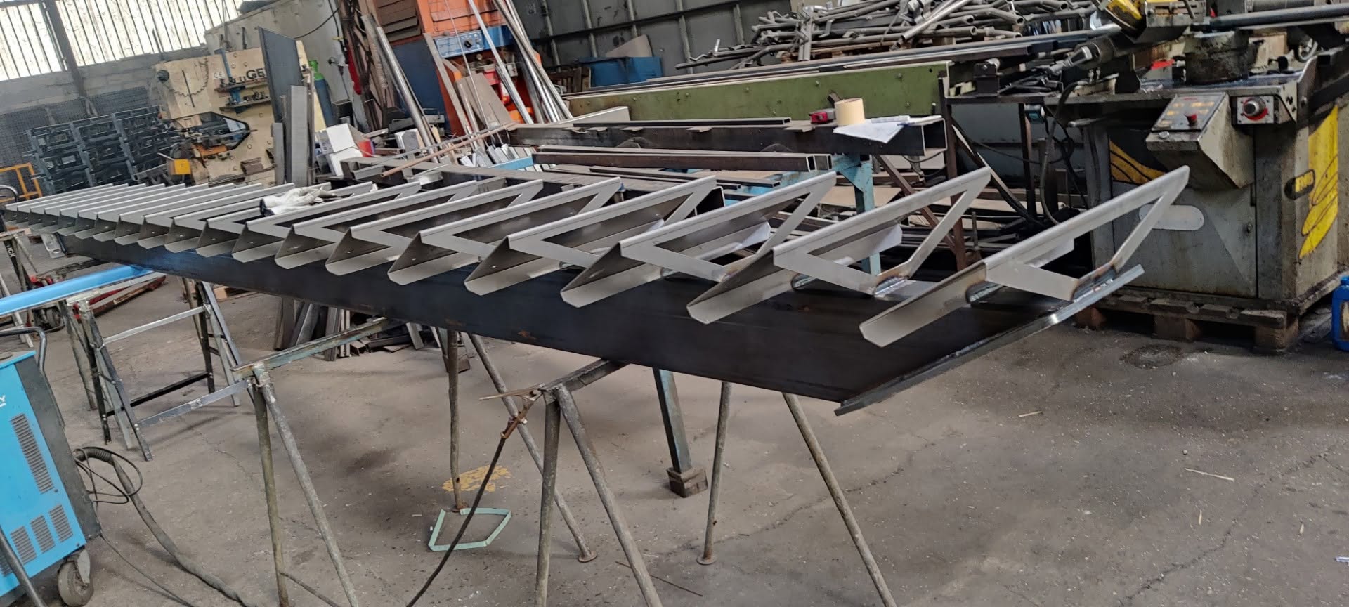 Structure d’escalier métallique en fabrication dans l’atelier ACPF