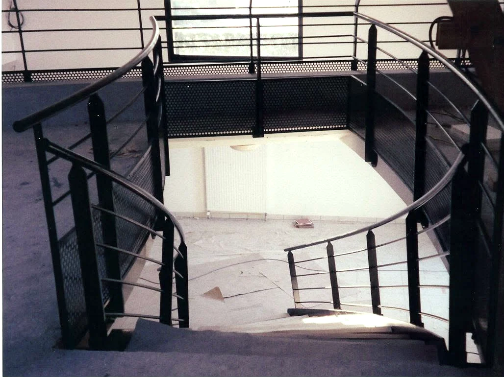 Escalier acier sur mesure avec garde-corps cintrés réalisé par ACPF