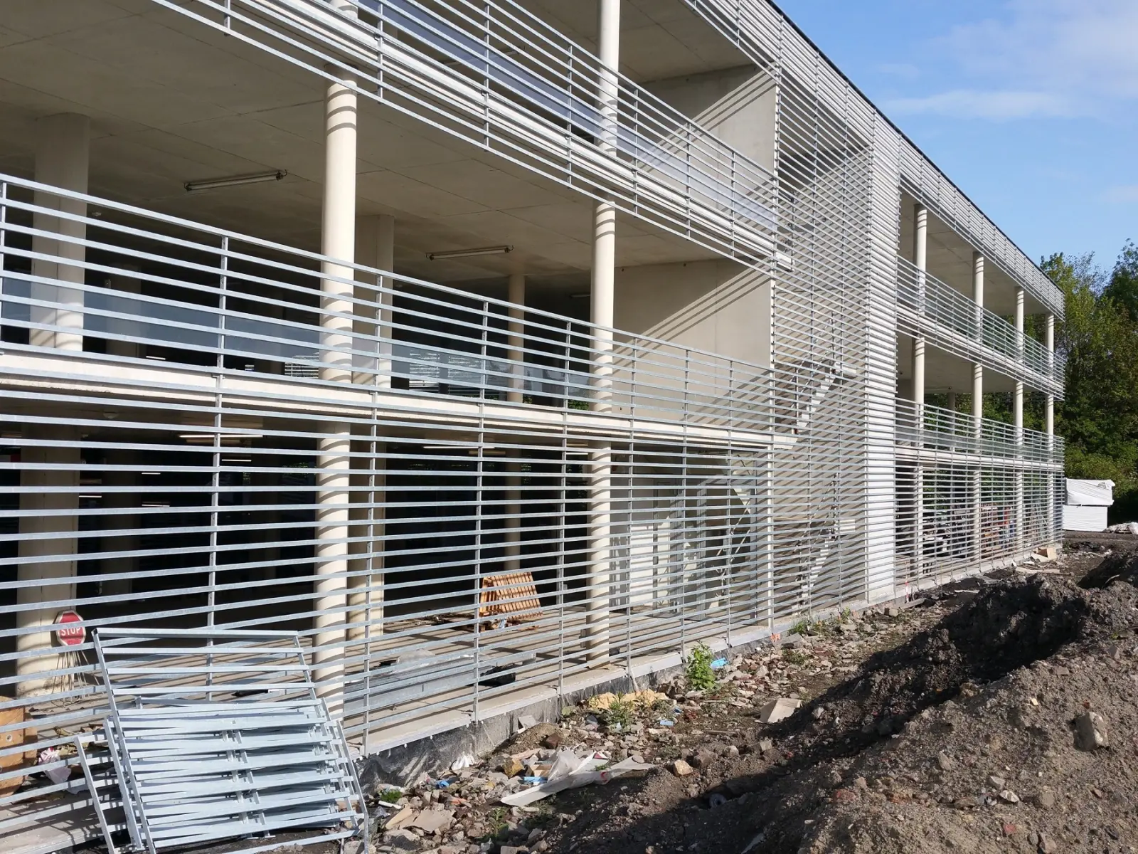 Garde-corps métalliques de parking avec remplissage en plexiglas fabriqués et posés par ACPF