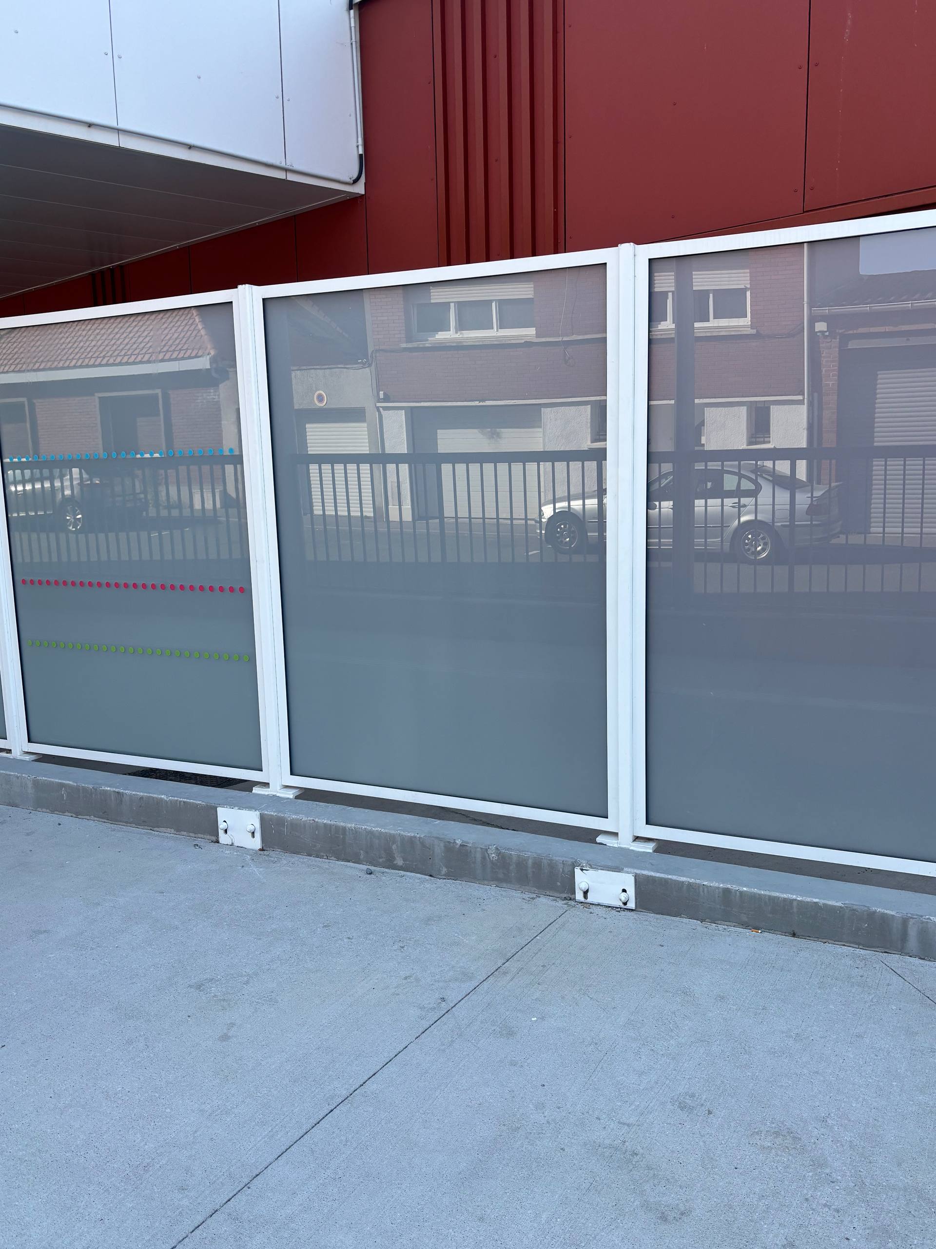 Détail des séparatifs en profilés Jansen posés par ACPF au Centre Hospitalier de Dunkerque