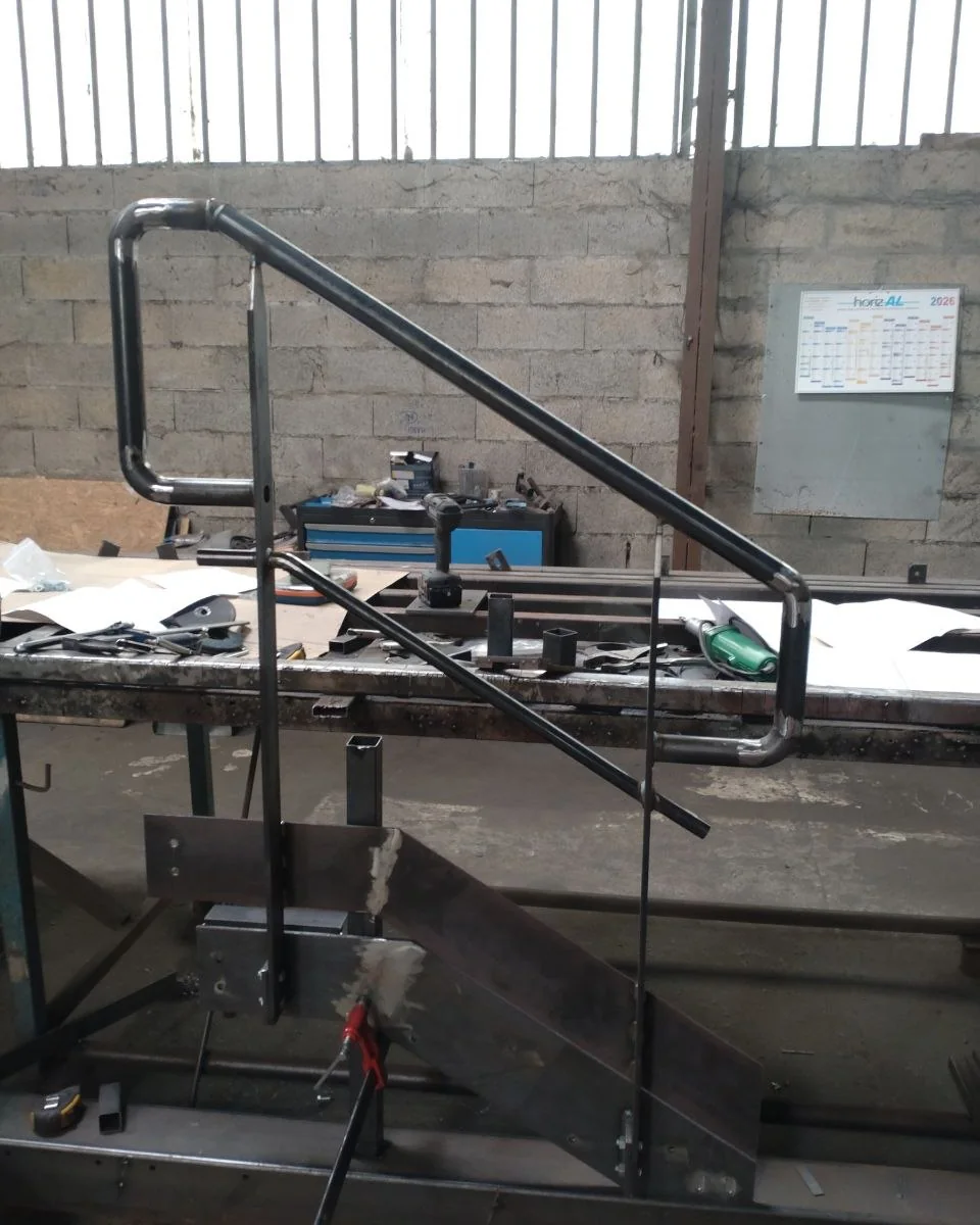 Ensemble métallique en acier brut fabriqué en sous-traitance dans l’atelier ACPF, vue de face