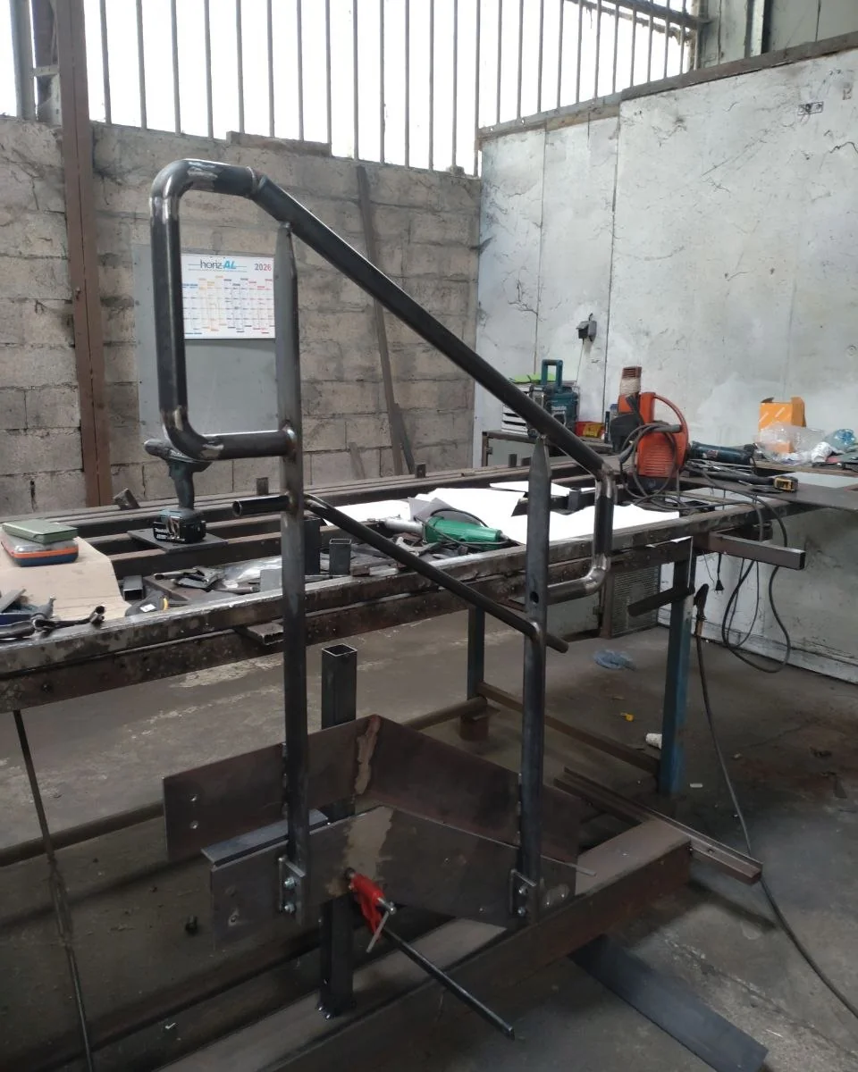 Ensemble métallique en acier brut fabriqué en sous-traitance dans l’atelier ACPF, vue de trois quarts